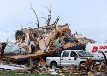 Tornados destroem casas em Nebraska enquanto tempestades ameaçam partes do meio-oeste
