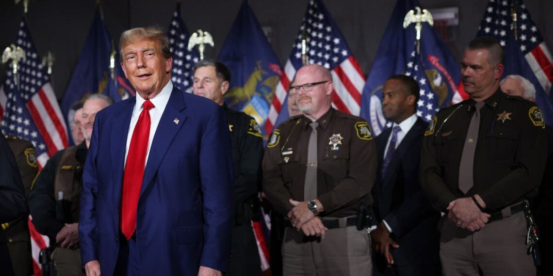 Trump invoca retórica de 'banho de sangue na fronteira' durante comícios em Wisconsin e Michigan: notícias sobre as eleições de 2024