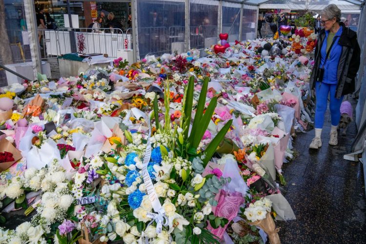 Westfield Bondi em Sydney reabre para homenagens apos tragedia de