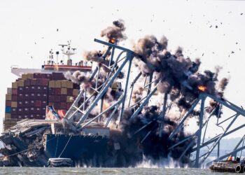 A tripulação de 21 pessoas de Dali permanece presa a bordo 7 semanas após o colapso da ponte de Baltimore enquanto o FBI pega telefones