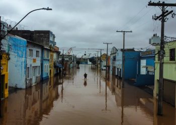 Assista ao vivo: Brasileiros navegam de barco pelas ruas inundadas e pelo menos 90 pessoas foram confirmadas como mortas
