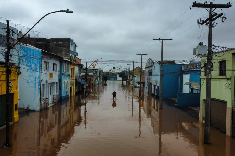 Assista agora Brasileiros exploram ruas inundadas de barco e contam