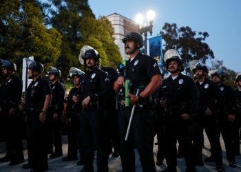 Assista ao vivo: Polícia entra em acampamento pró-Palestina da UCLA depois que estudantes se recusam a se dispersar