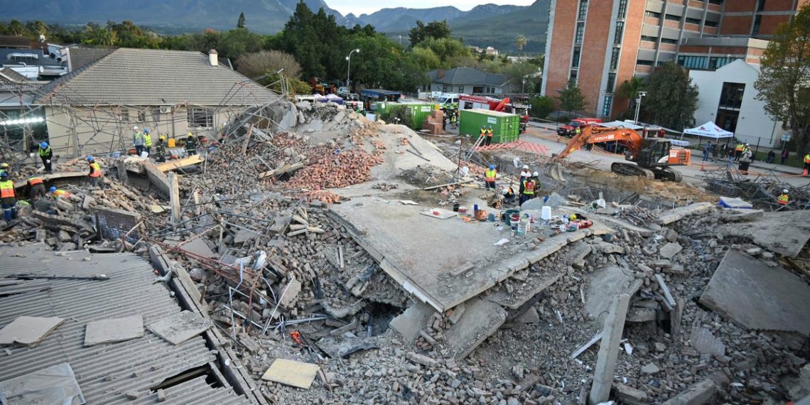 Assista ao vivo enquanto os esforços de resgate continuam após o desabamento de um edifício na África do Sul