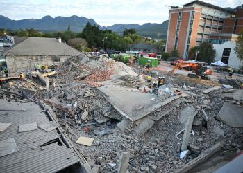 Assista ao vivo enquanto os esforços de resgate continuam após o desabamento de um edifício na África do Sul