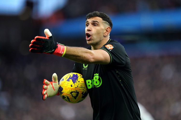 Aston Villa fara avaliacao atrasada de Emiliano Martinez para confronto