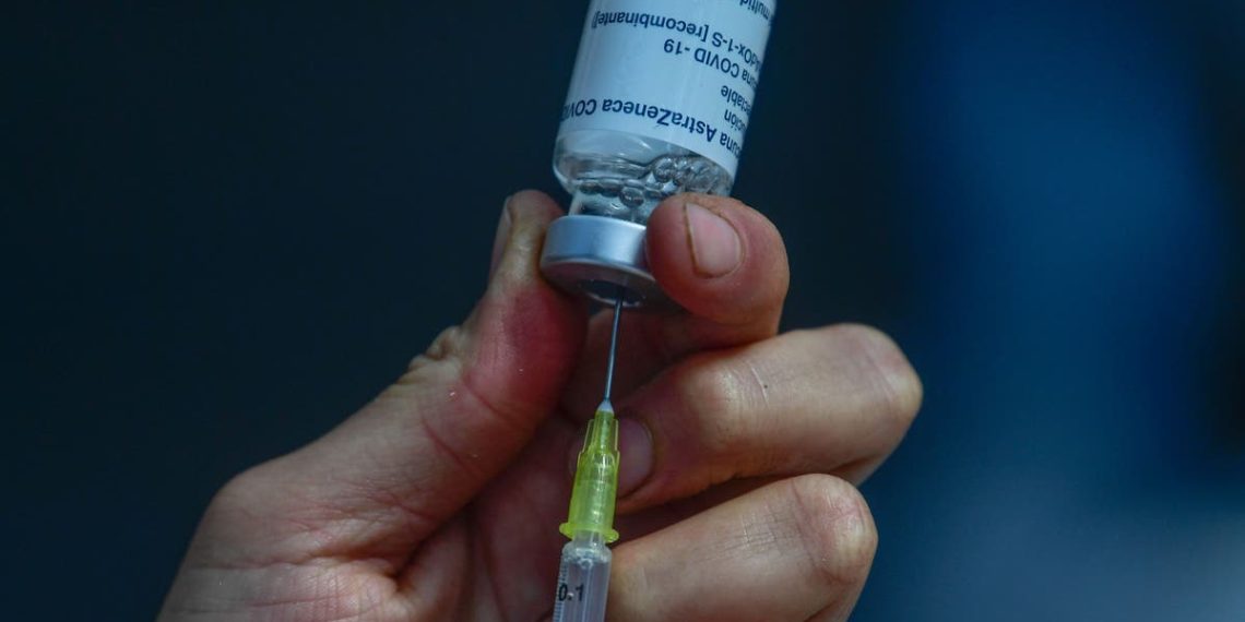 AstraZeneca retira vacina Covid em todo o mundo depois de admitir que pode causar coágulos sanguíneos raros