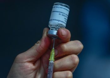 AstraZeneca retira vacina Covid em todo o mundo depois de admitir que pode causar coágulos sanguíneos raros