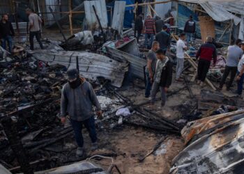 Dezenas de mortos em ataque “bárbaro”, centenas de milhares de pessoas fogem, mas a Casa Branca insiste que nenhuma linha vermelha foi cruzada em Rafah
