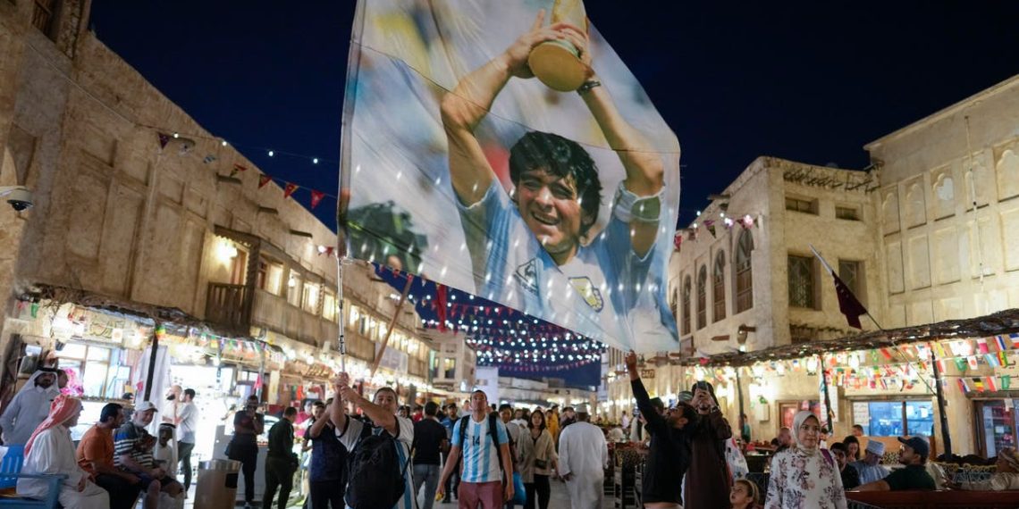 Bola de Ouro roubada de Maradona na Copa do Mundo será leiloada em Paris
