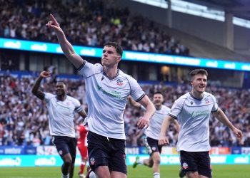 Bolton indo para Wembley apesar da derrota para o Barnsley nos play-offs da League One