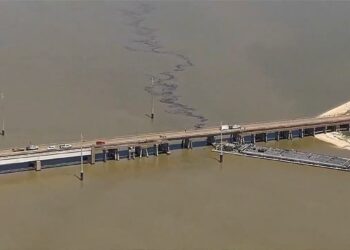 A ponte de Galveston fecha depois que a barcaça bate no vão, causando colapso parcial
