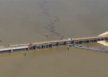 A ponte de Galveston fecha depois que a barcaça bate no vão, causando colapso parcial