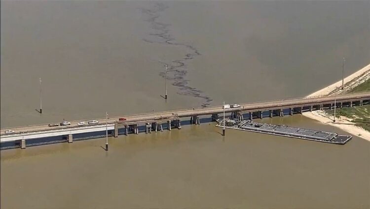Colapso parcial da ponte em Galveston apos barcaca bater no