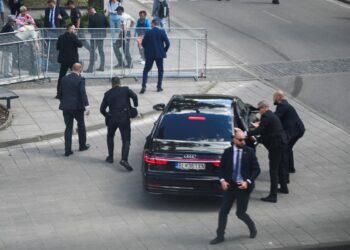 A condição do primeiro-ministro eslovaco, Robert Fico, é 'estável, mas muito grave' após o tiroteio, diz o hospital