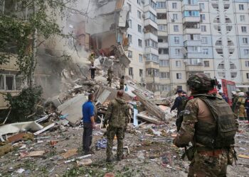Vários mortos no desabamento de um edifício russo perto da fronteira com a Ucrânia, enquanto os combates se intensificam na vizinha Kharkiv