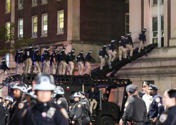 Dezenas de manifestantes presos enquanto a polícia de Nova York invade o campus de Columbia para reprimir protestos pró-Gaza