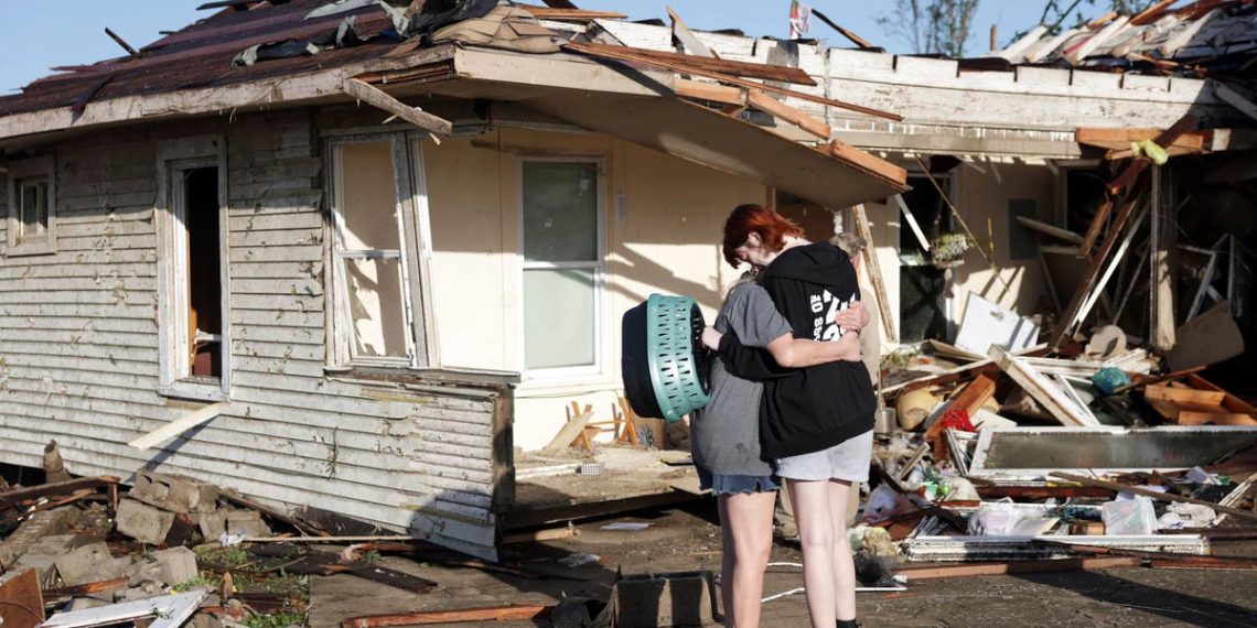 Dezenas de pessoas presas em instalações da FedEx enquanto tornados devastam o meio-oeste dos EUA