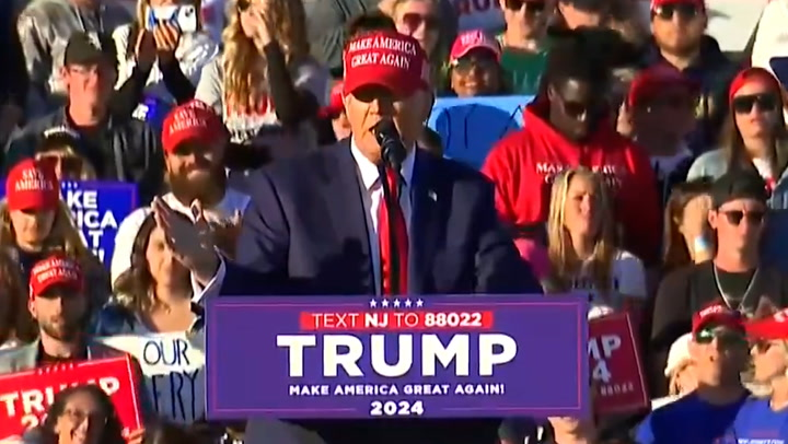 Donald Trump chama presidente Biden de idiota total durante evento