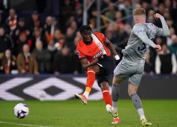 Elijah Adebayo dá a Luton um ponto valioso contra o Everton