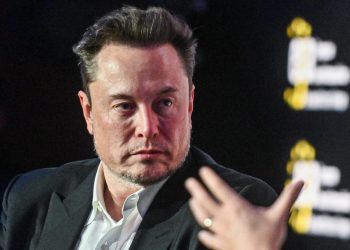 Elon Musk ouve podcasts sobre a queda da civilização para dormir – mesmo que isso o preocupe