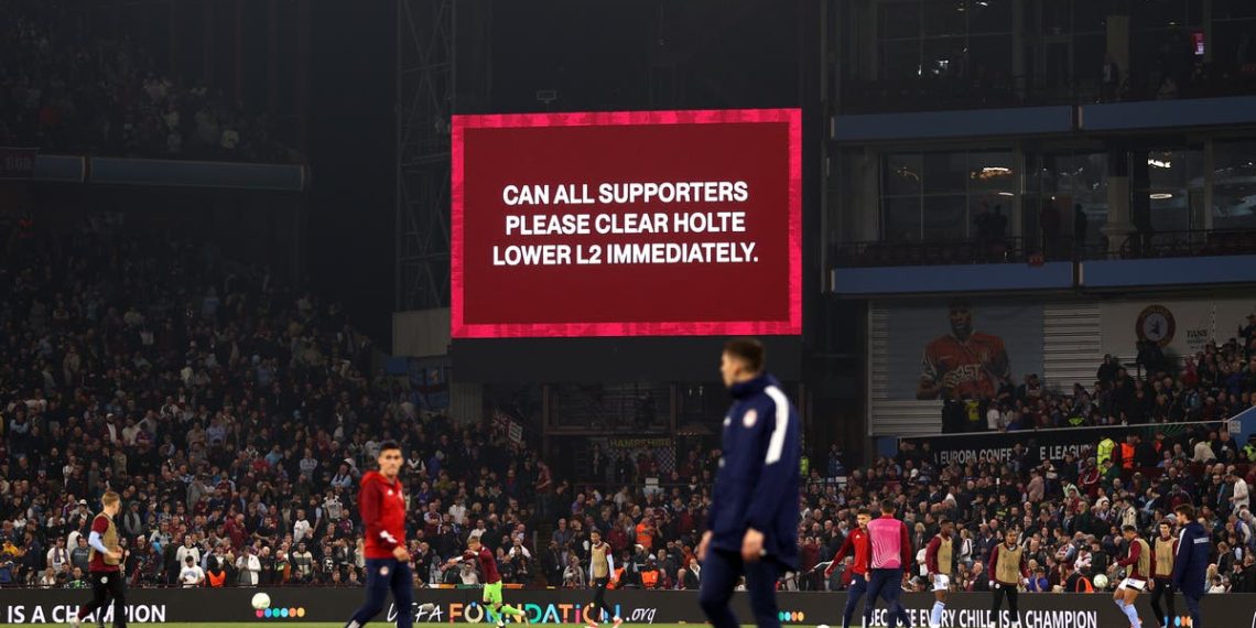 Emergência médica interrompe o reinício da semifinal da Europa Conference League do Aston Villa contra o Olympiacos