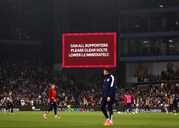 Emergência médica interrompe o reinício da semifinal da Europa Conference League do Aston Villa contra o Olympiacos