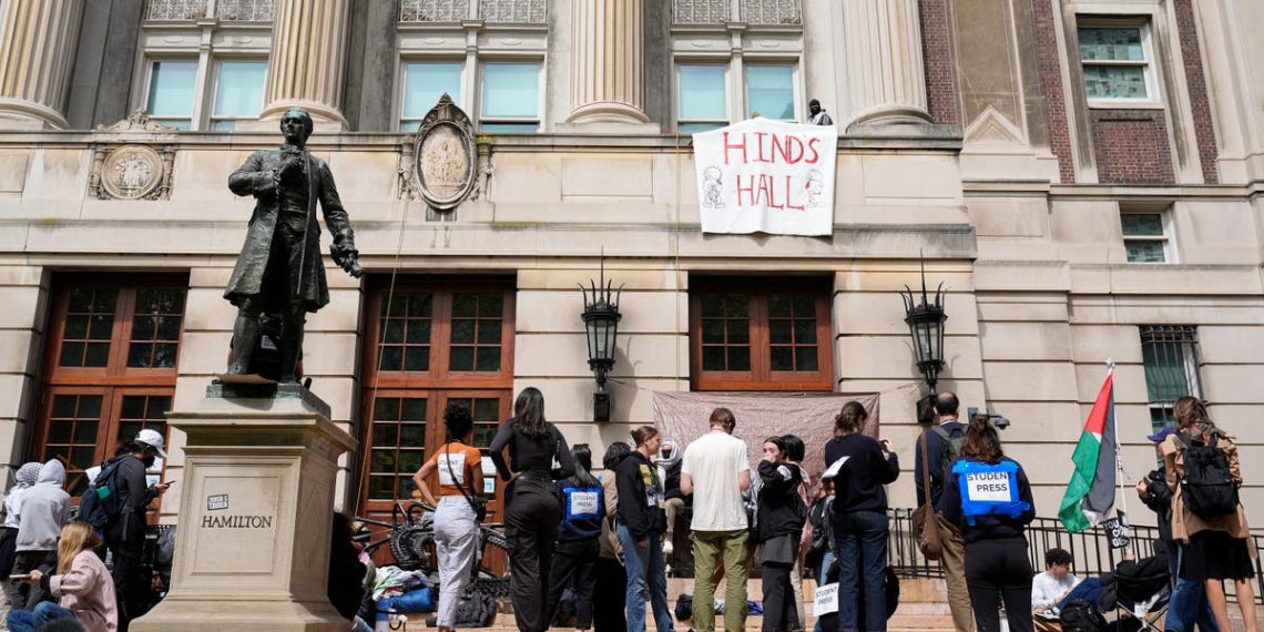 Estudantes jornalistas são postos à prova, e às vezes enfrentam perigo, ao cobrir protestos no campus