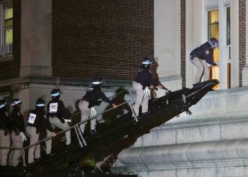 Estudantes entram em confronto na UCLA por causa de protestos pró-Palestina horas depois que o NYPD invade Columbia e prende dezenas: Ao vivo