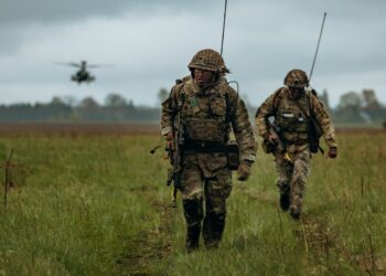 As forças britânicas lideram jogos de guerra dramáticos na Estónia enquanto a NATO procura combater a ameaça da Rússia: 'Estamos prontos para lutar'