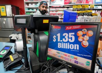 Vencedor da loteria de US$ 1 bilhão acusado em processo de mentir sobre a promessa de compartilhar fundos com a família
