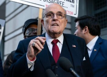 Giuliani afirma que foi expulso da estação de rádio por causa do 'lixo do trailer' Joe Biden