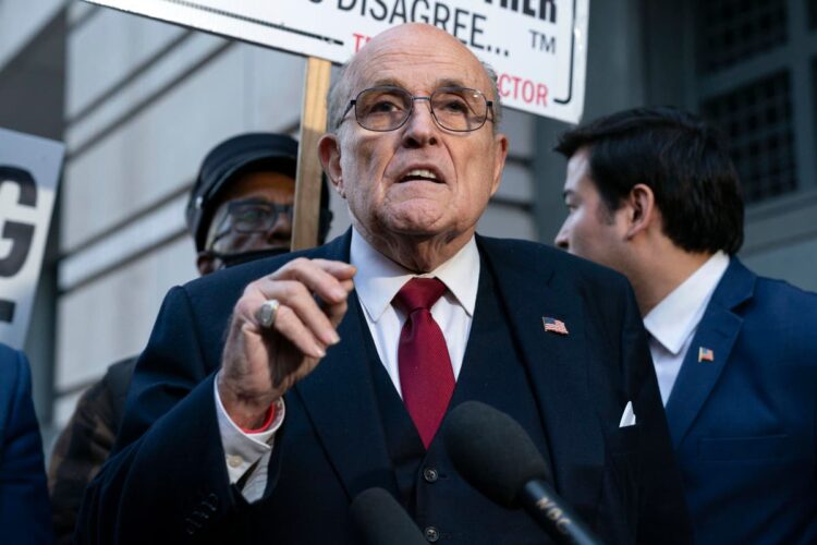 Giuliani diz que foi expulso de estacao de radio por