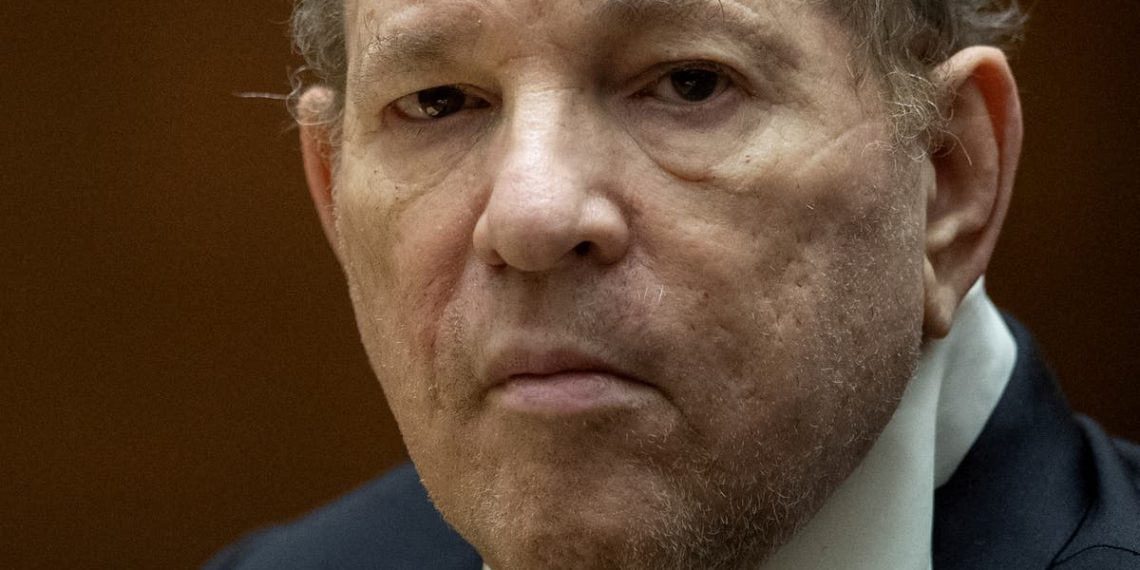 Harvey Weinstein foi ao tribunal para a primeira audiência desde que a condenação por estupro em Nova York foi anulada