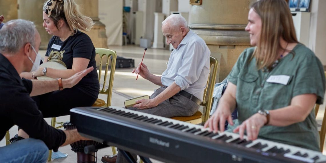 Impacto da música nas pessoas com demência será analisado em projeto de três anos