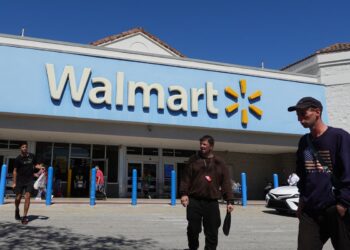 Os lucros do primeiro trimestre do Walmart triplicaram para US$ 5,1 bilhões dias depois de dizer a centenas de trabalhadores para se mudarem ou pedirem demissão