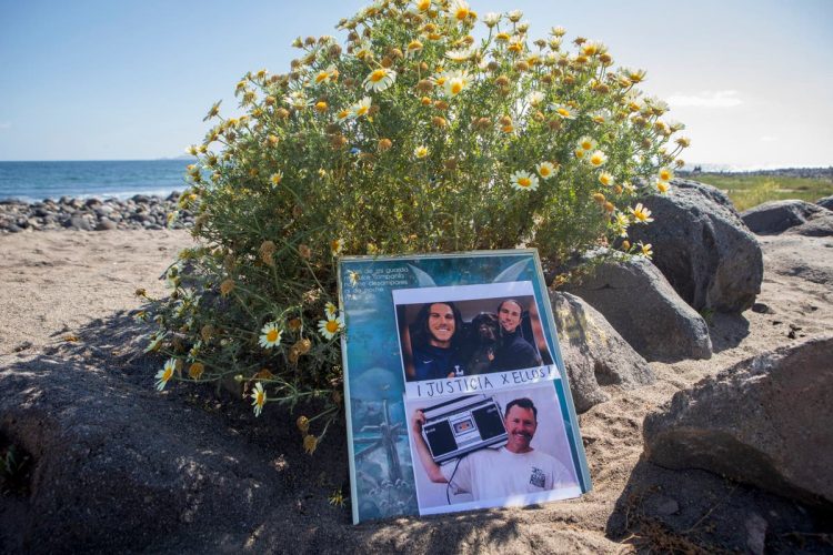 Mae de surfistas australianos falecidos no Mexico presta emocionante homenagem
