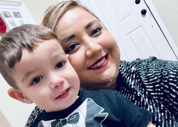 Mãe do Texas fez seu filho de 3 anos ‘se despedir do papai’ diante das câmeras antes de matar o menino a tiros