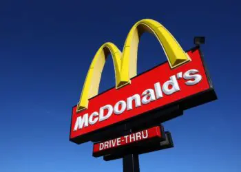 McDonald's lança um Meal Deal de US$ 5 enquanto consumidores cansados ​​da inflação abandonam o fast-food