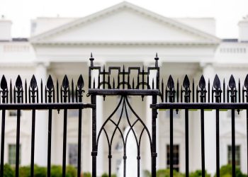 Motorista morre após bater no portão da Casa Branca, diz serviço secreto dos EUA