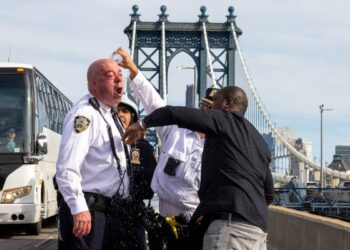 Oficial da NYPD parece usar spray de pimenta enquanto tenta acabar com o protesto pró-Gaza