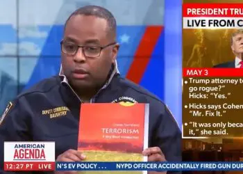 NYPD ridicularizado por exibir livro sobre estudos de terrorismo como prova de agitadores externos em Columbia