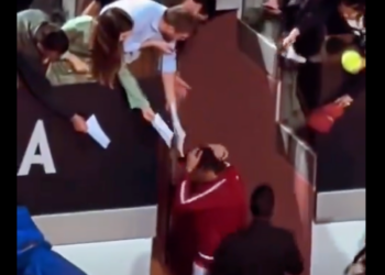Novak Djokovic caiu no chão após ser atingido na cabeça por garrafa de bebida de torcedor no Aberto da Itália