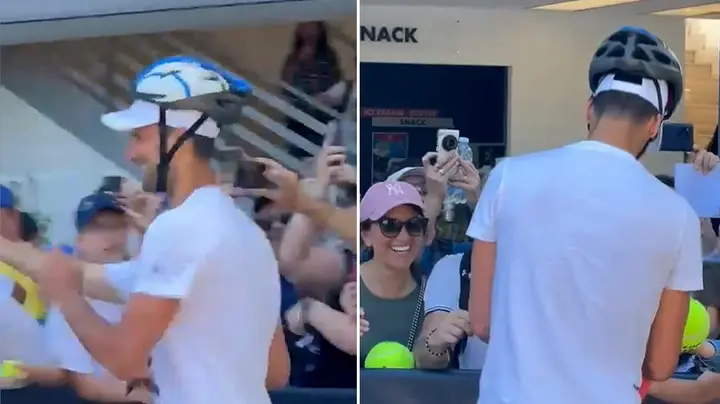 Novak Djokovic cumprimenta fas usando capacete apos incidente com garrafa