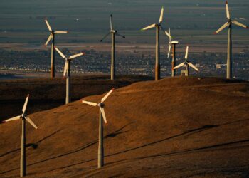 Painel de energia dos EUA aprova regra para expandir transmissão de energia renovável