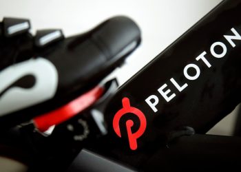 Peloton corta pessoal e o CEO pede demissão enquanto a empresa de bicicletas inteligentes continua tentando se recuperar