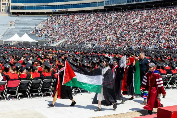 Pequenos protestos em apoio a Palestina marcam formatura universitaria no