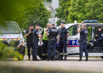 Polícia francesa mata a tiros homem armado que incendiou sinagoga de Rouen