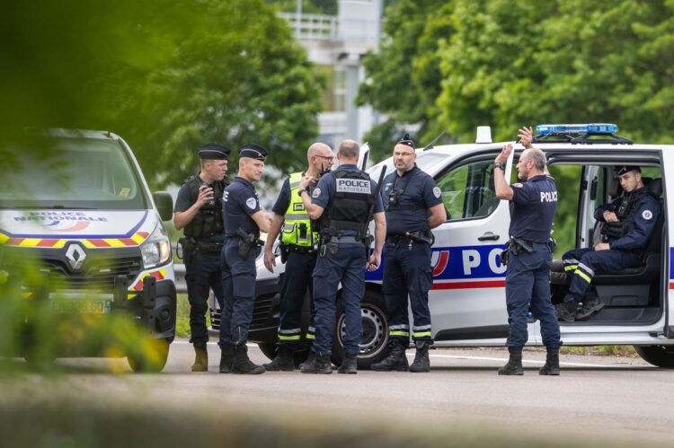 Policia francesa mata homem armado que incendiou sinagoga em Rouen