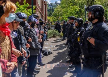 Protestos universitários ao vivo: NYPD revela que policial disparou arma 'involuntariamente' ao invadir escritório trancado em Columbia